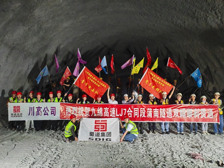 貫通照片.jpg
