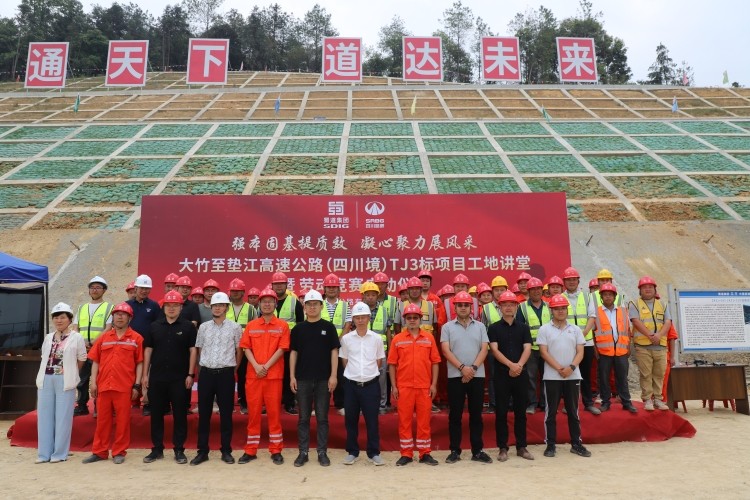 大墊項(xiàng)目聯(lián)合臨時(shí)黨支部工地講堂.jpg