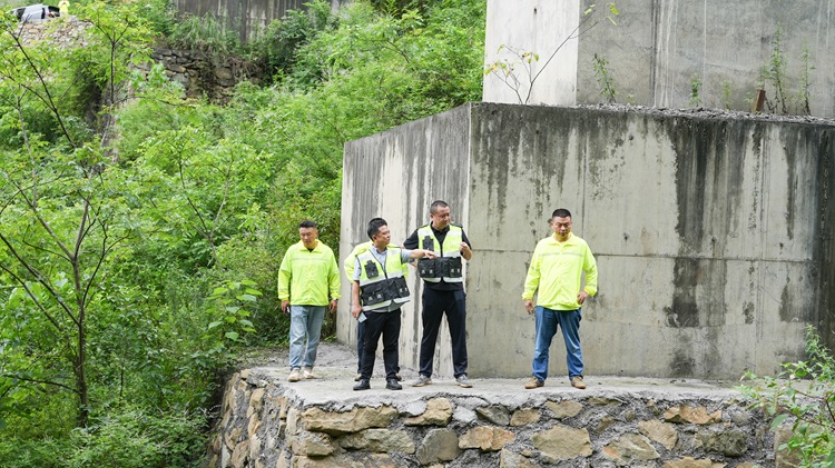 （掛網(wǎng)、微推）20250625川南公司開展轄區(qū)高速公路汛期地質(zhì)災(zāi)害和橋梁運(yùn)行安全風(fēng)險隱患排查2.jpg