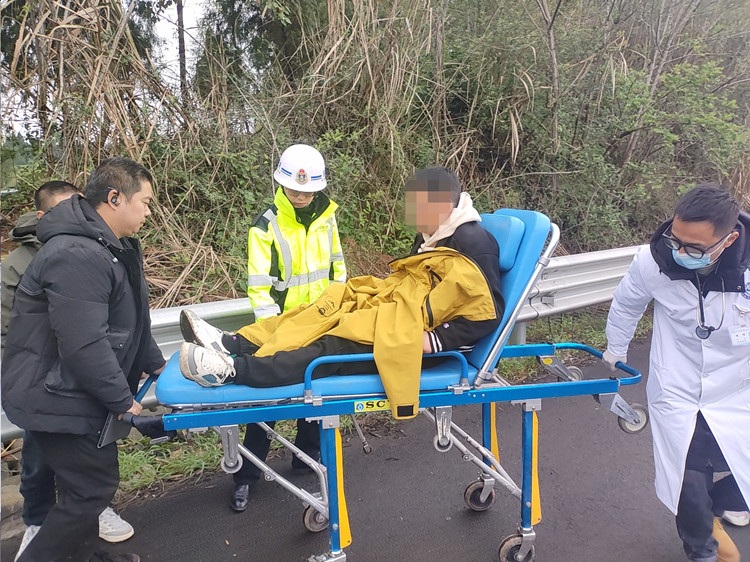 20250414渝蓉高速緊急救援，路巡隊員爭分奪秒，守護司乘生命安全 (2)_副本.jpg