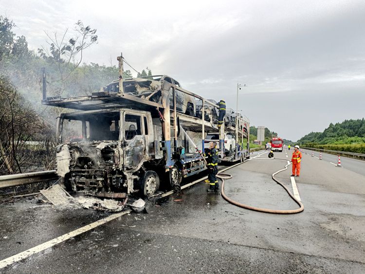 20250524渝蓉高速成功處置一起商品運輸車自燃事故 (2)_副本.jpg