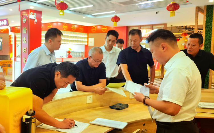 20250530川西公司黨委委員、副總經理孫彬到渝蓉高速開展節(jié)前安全檢查工作_副本.jpg