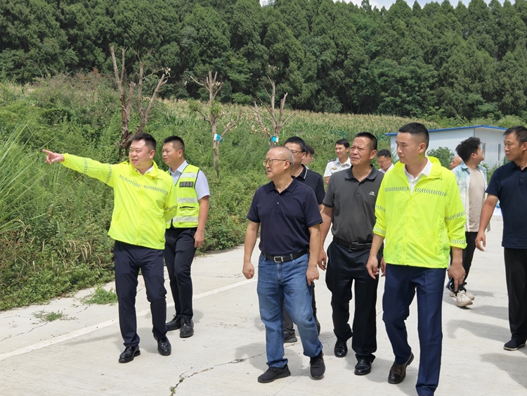 20250625川西公司黨委委員、副總經(jīng)理孫彬到渝蓉高速開展防汛督查及安全環(huán)保包保檢查 (2)_副本.jpg