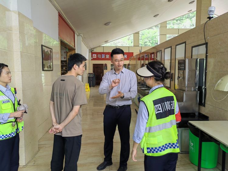 張總檢查照片.jpg