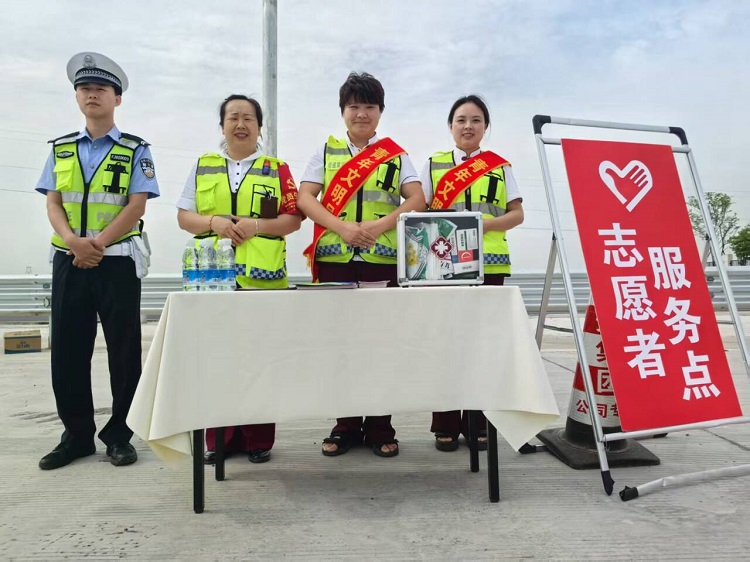 5.6+收費(fèi)管理部+成德南公司圓滿完成“五一”假期收費(fèi)站保通保暢任務(wù)1.jpg